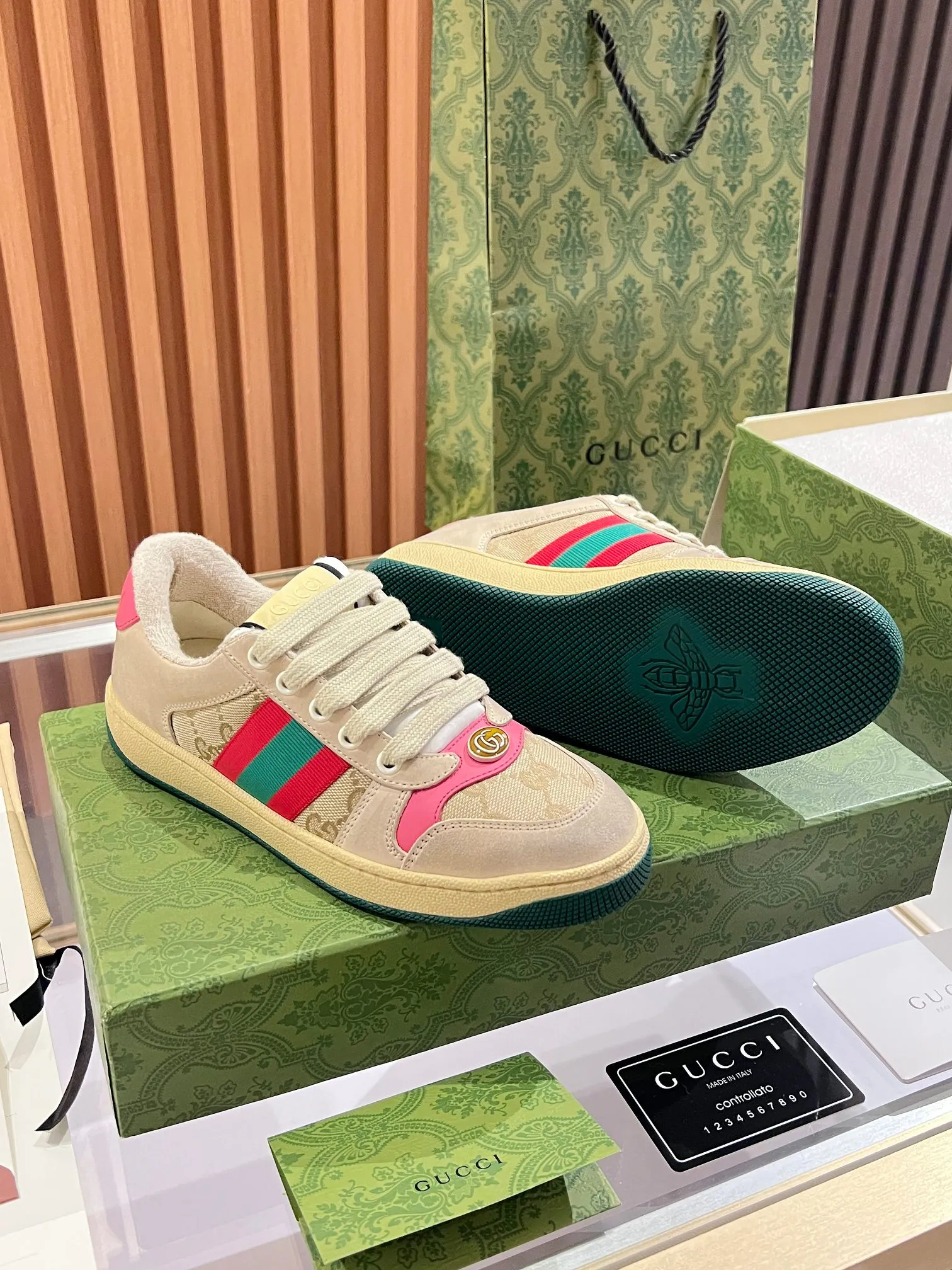 👟👟Ex-factory price 540👟👟 ⚡️Gucci Dirty Shoes Top factory quality, impeccable at the counter, the comfort is incredible. Retro distressed elements, washed retro logo on the tongue, metal double LOGO, 99% recognizable, full of Gucci elements; terry cloth lining, cowhide foot pads and 3mm latex are much more comfortable than real leather shoes. Environmentally friendly TPU wear-resistant outsole, soft and elastic. The inside of the tongue is made of imported elastic bands, which have great tension and won't strangle your feet. I don't develop the shoes without the original version. Only by getting the original version can the shoes be accurate and beat the market version instantly. Every stitch and every stitch is very tight and full. The debugging process is the most painstaking and requires no less than a hundred modifications before it is adjusted to the perfect state so that it can be worn comfortably by all foot types! Size 35-40 women’s model)